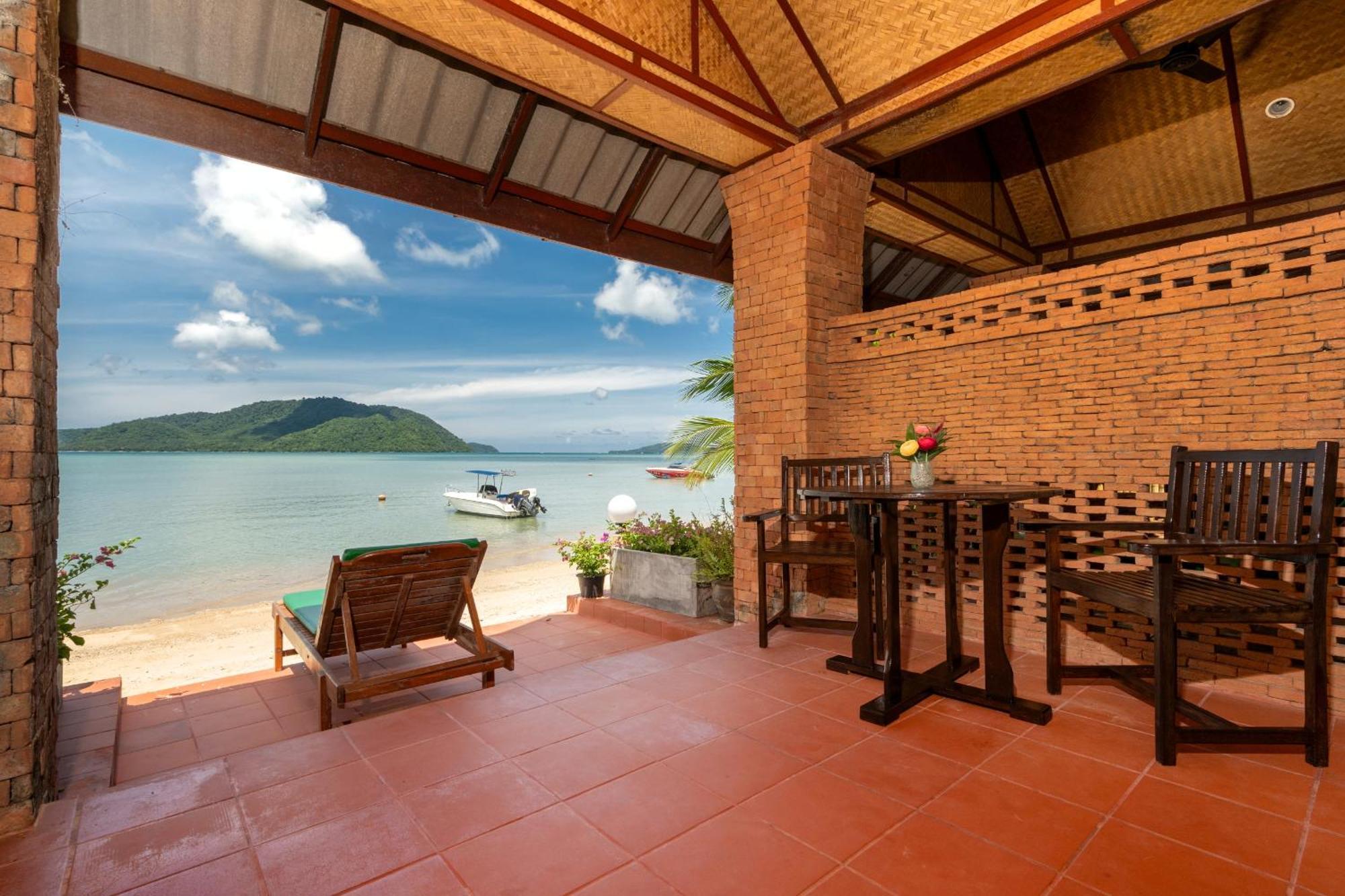 Friendship Beach Resort & Atmanjai Wellness Centre Rawai Bagian luar foto